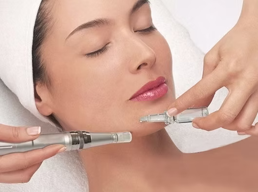 Mujer recibiendo tratamiento facial con hidrodermoabrasión
