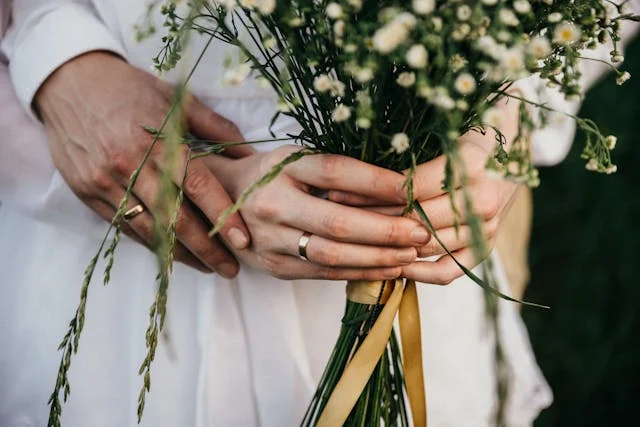 Ramo de novia sostenido entre las manos